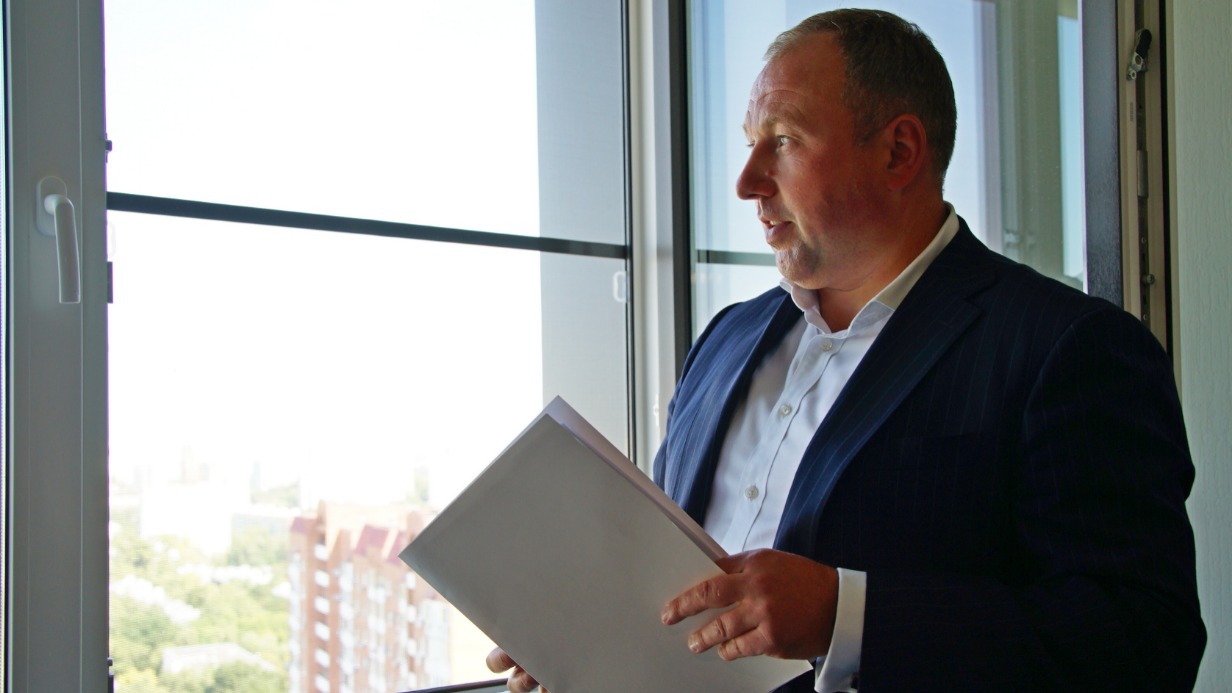 Замруководителя Департамента градостроительной политики Андрей Валуй показывает квартиру в новом доме