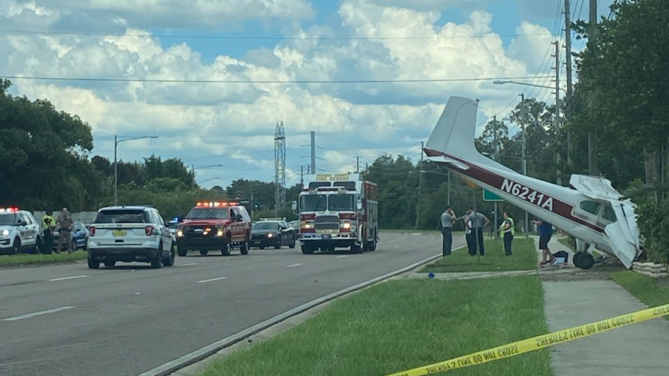 Самолет чуть не задел проезжающий автомобиль и упал на оживленную улицу в США