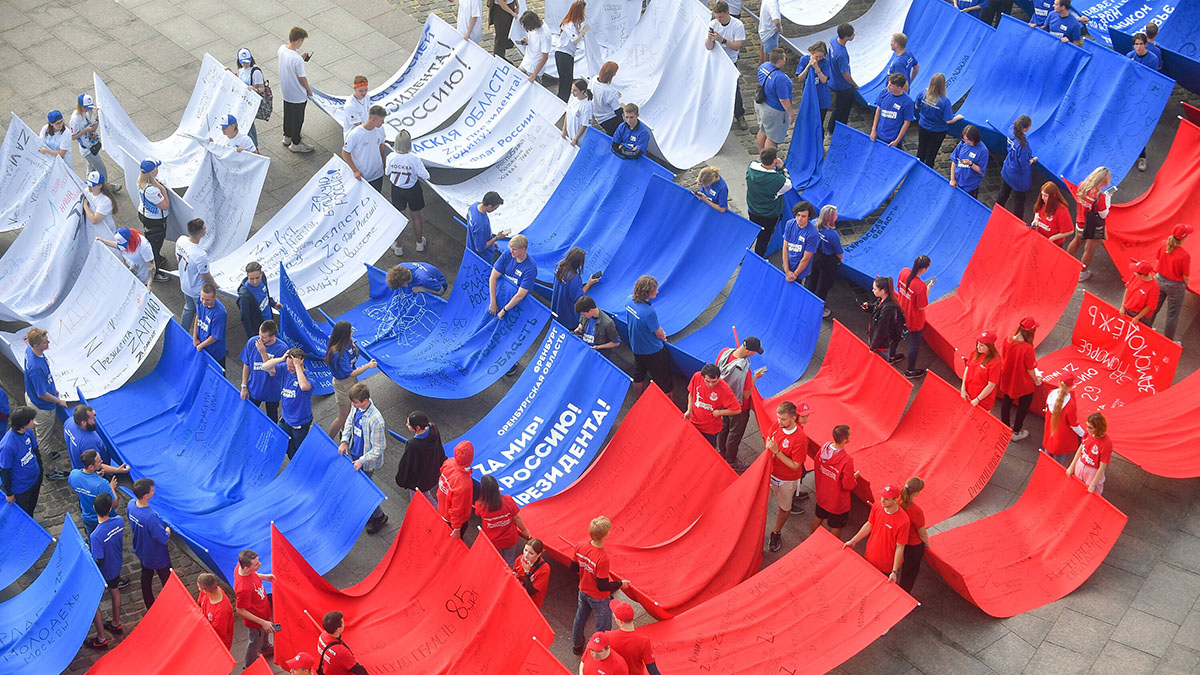 Волонтеры развернули российский триколор возле монумента Победы на Поклонной горе