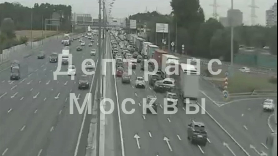 Появилось видео ДТП с участием пяти машин на МКАД