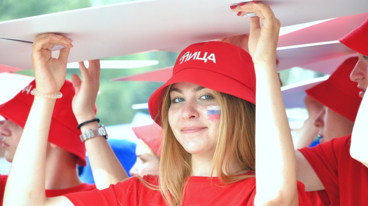 Участница флешмоба «Живой флаг» Евдокия Перевезенцева у Музея Победы на Поклонной горе