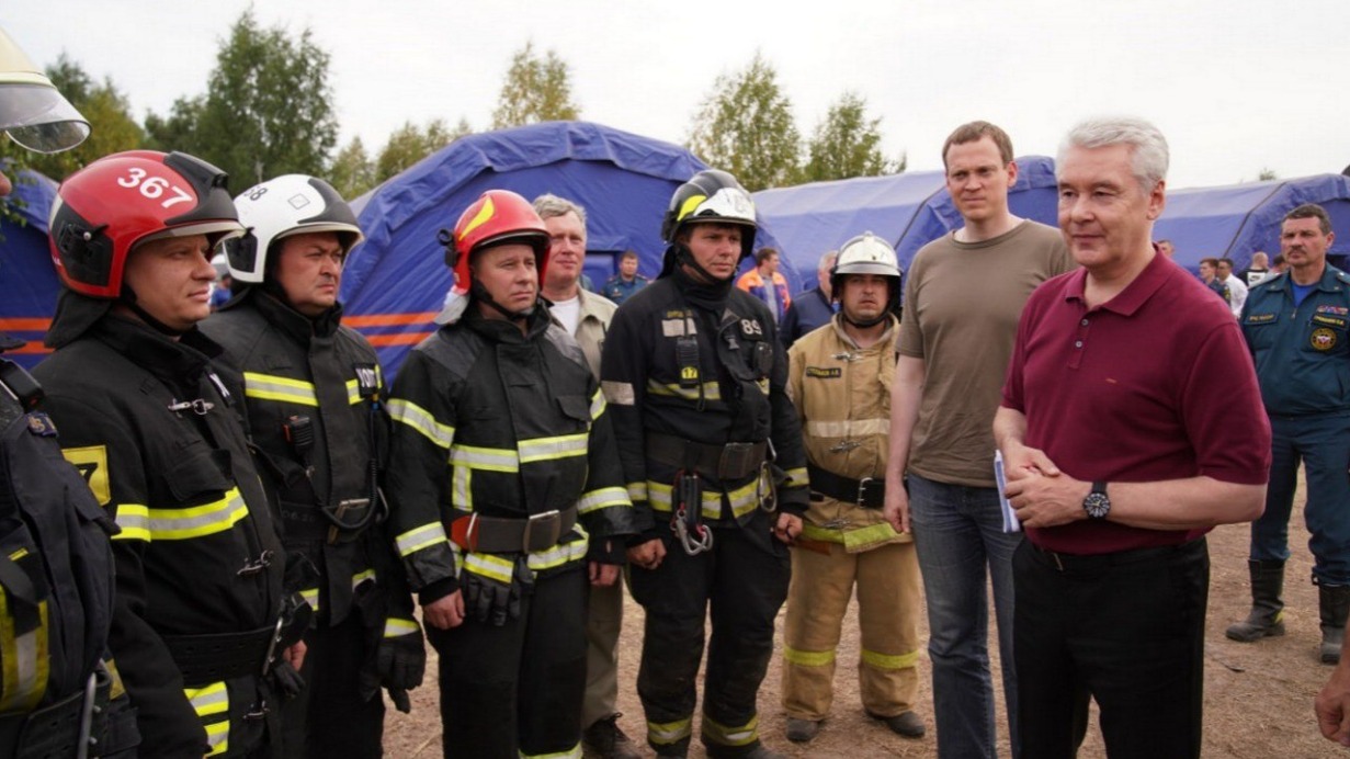 Мэр Москвы Сергей Собянин (крайний справа) и врио губернатора Рязанской области Павел Малков (второй справа) пообщались с пожарными и спасателями, которые тушат огонь в лесах Рязанской области. В состав сводных отрядов входят и столичные специалисты