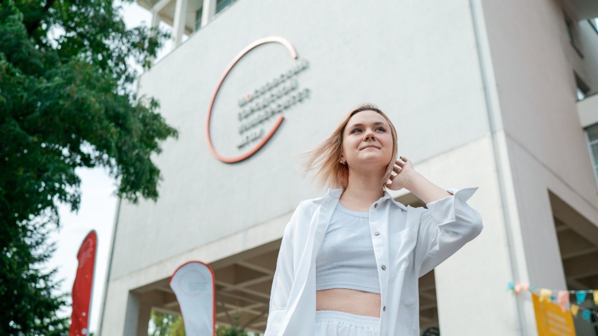 Выпускница педагогического класса школы № 950 Мария Солодянникова около входа в здание Московского городского педуниверситета, в котором она теперь учится