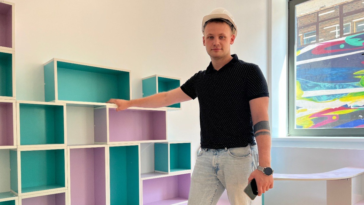 Сотрудник компании-инвестора Максим Юрков показывает помещения детского сада в новом образовательном комплексе, расположенном в Бутырском районе. Для малышей, которые начнут обживать эти помещения с 1 сентября, уже собрали и расставили всю необходимую мебель