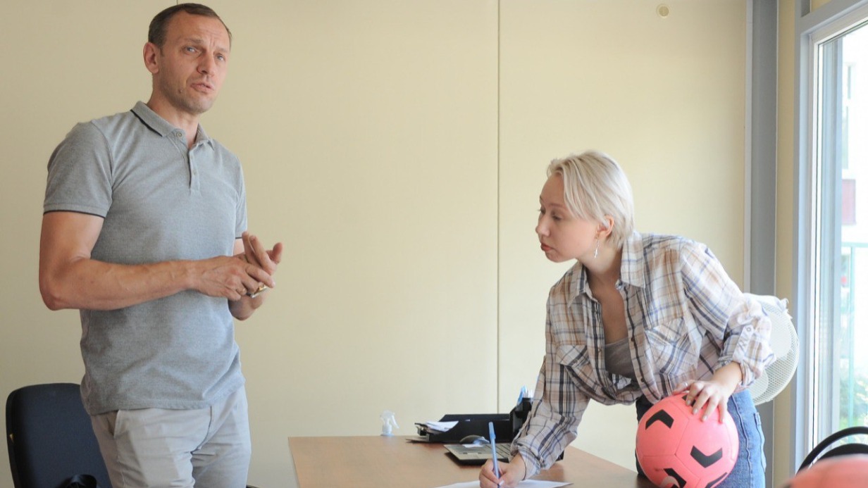 Руководитель ЦСД «Атлант» Алексей Белоедов выдает спортинвентарь москвичке Марии Новоселовой