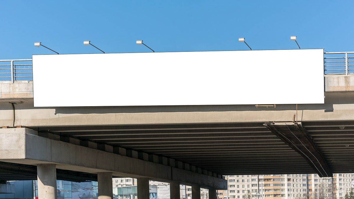 Москвичей призвали сообщать о незаконной установке наружной рекламы