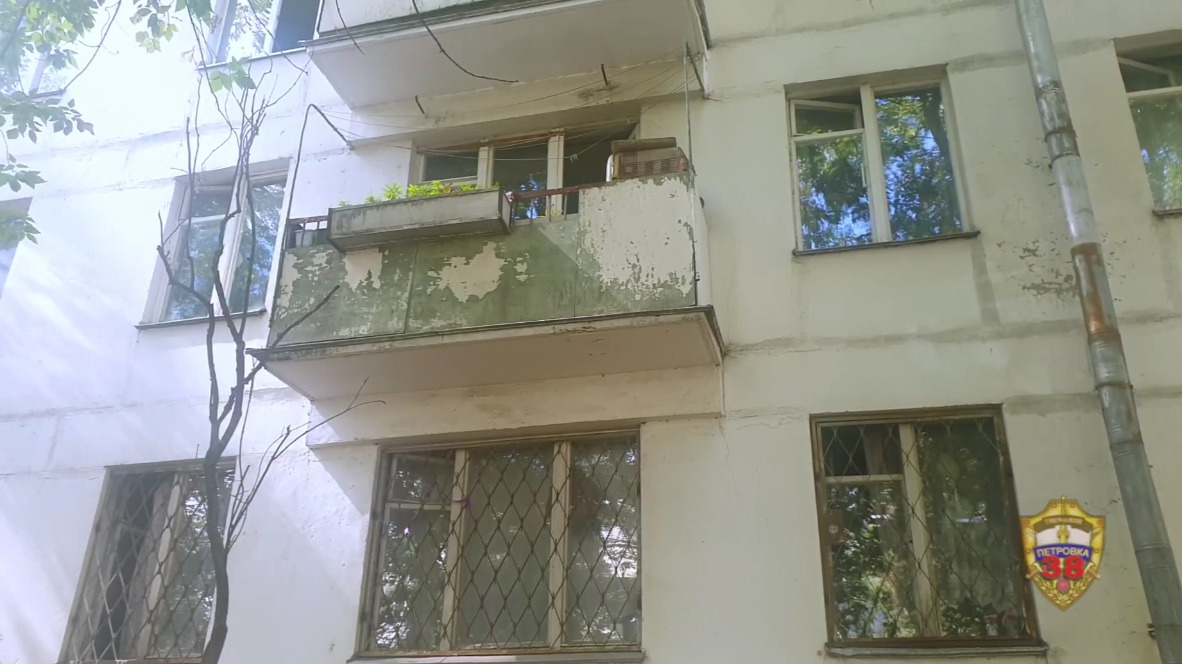 Три доверчивые бабушки выбросили с балкона в общей сложности больше миллиона рублей в Москве