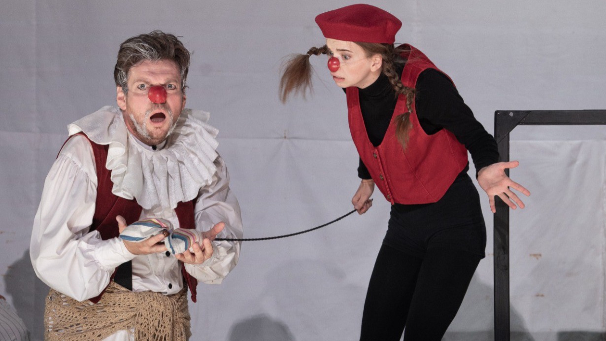 Актер Игорь Цветков в роли кота Федора Тимофеича, который репетирует ловлю бабочки Глафиры Петровны (Анастасия Лаган) в сцене из спектакля Ивана Пачина «Каштанка»