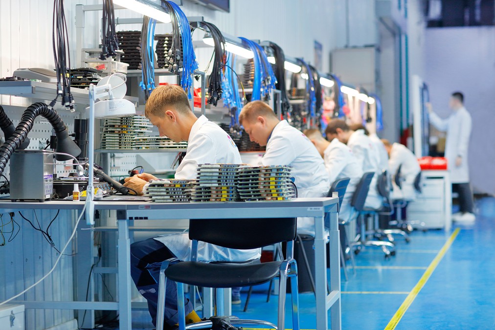 Владислав Овчинский: Свыше 7 тысяч интерактивных устройств для обучения выпустили в ОЭЗ Москвы