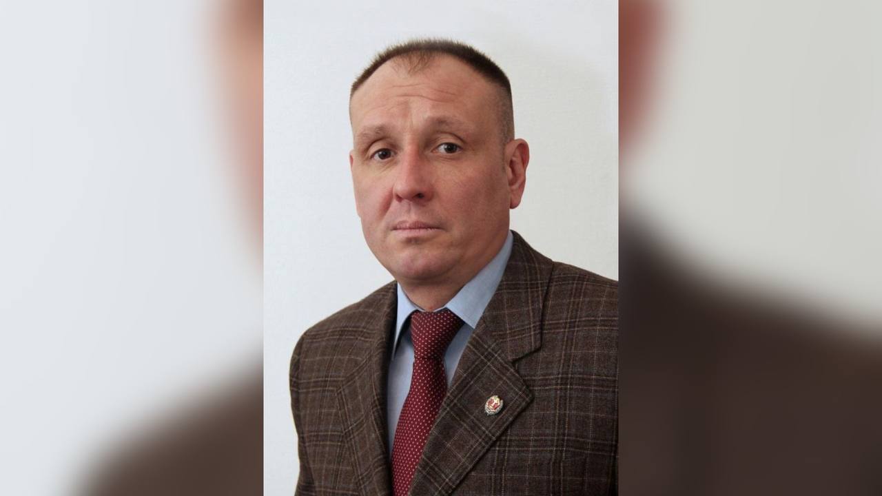 Адвокат привез книги будущим юристам республики