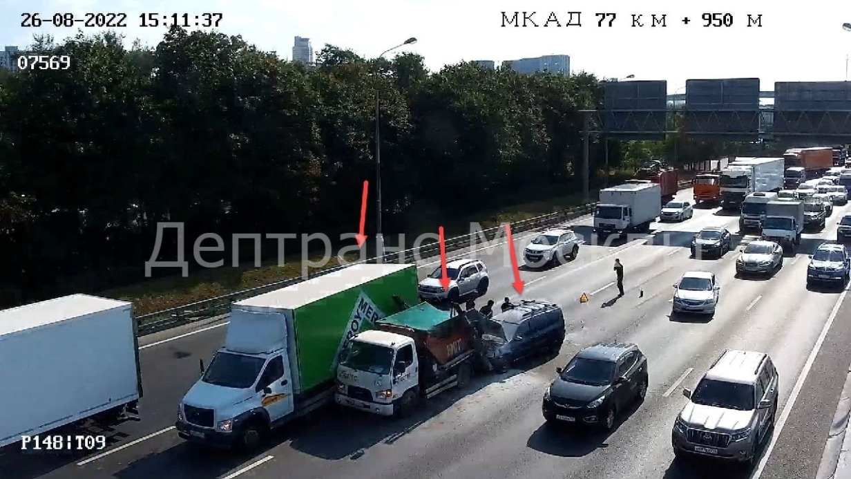 Два грузовика и легковушка столкнулись на МКАД