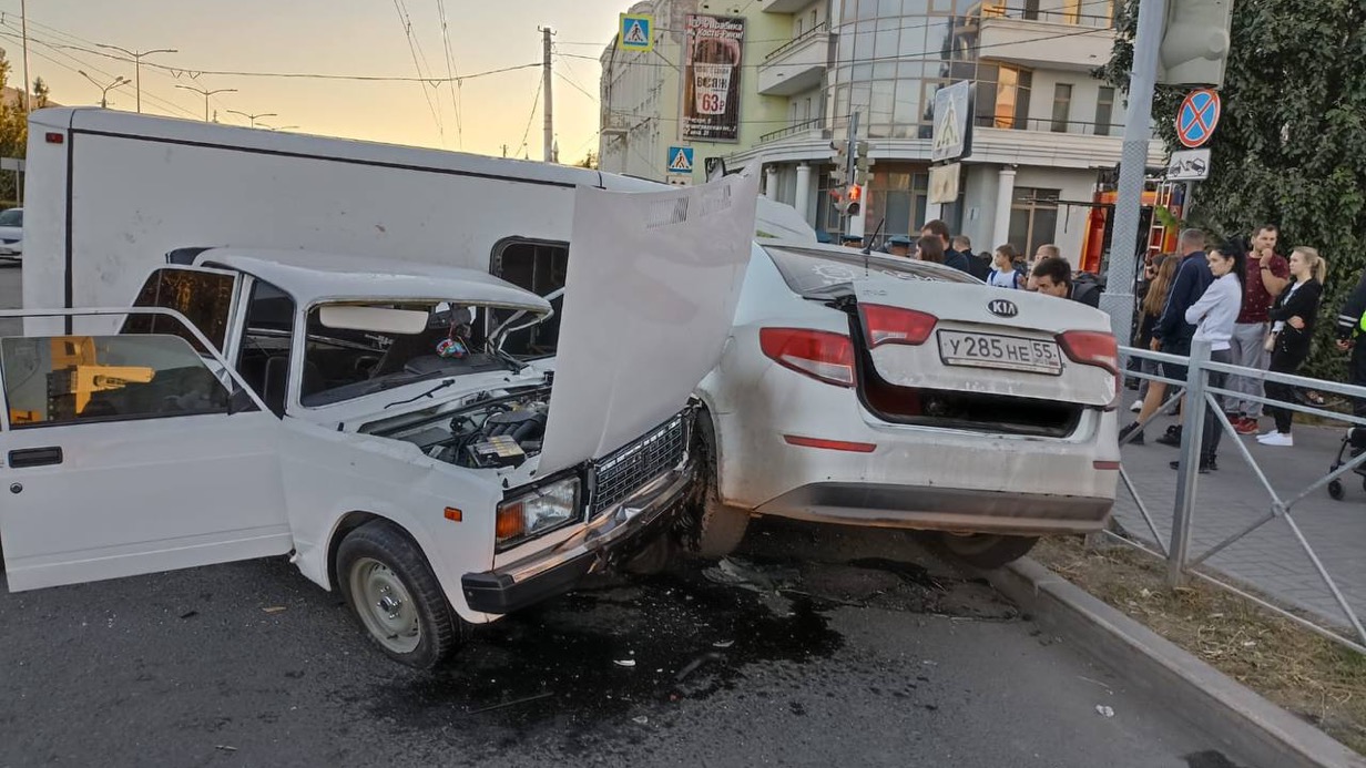 Девять человек пострадали в ДТП с участием маршрутки в Омске