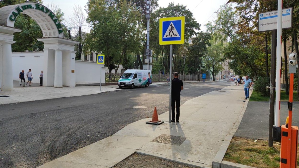 Знаки пешеходного перехода установили около входа в сад имени Баумана
