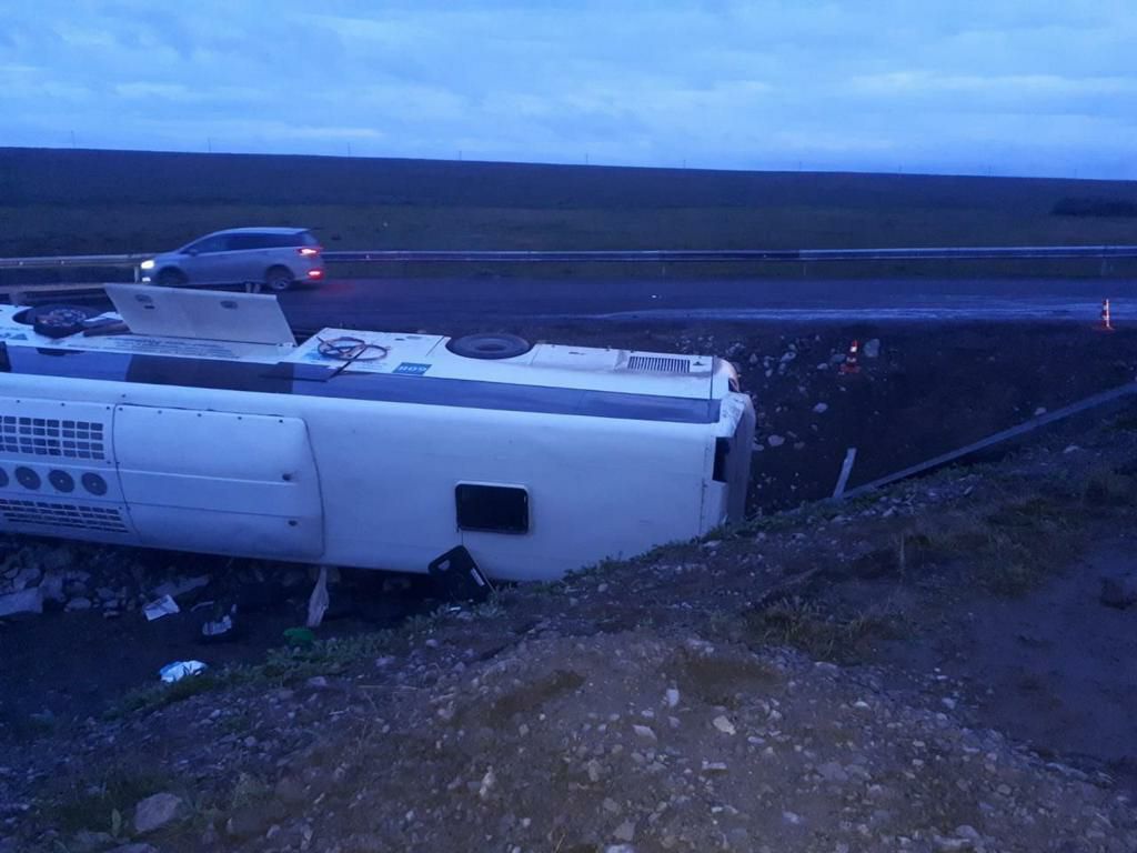 Семь человек пострадали при ДТП с опрокинувшимся автобусом в Иркутской области