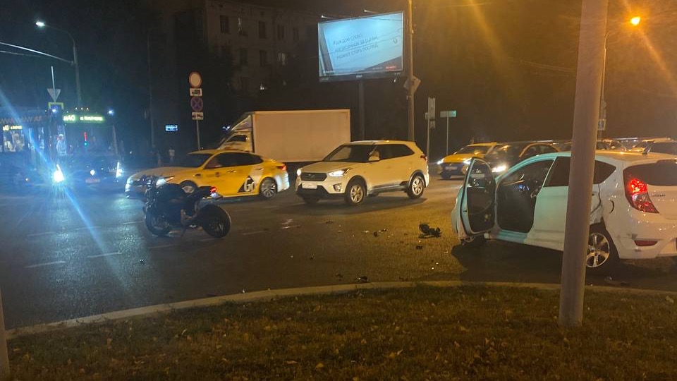 Автомобиль и мотоцикл столкнулись на Дмитровском шоссе