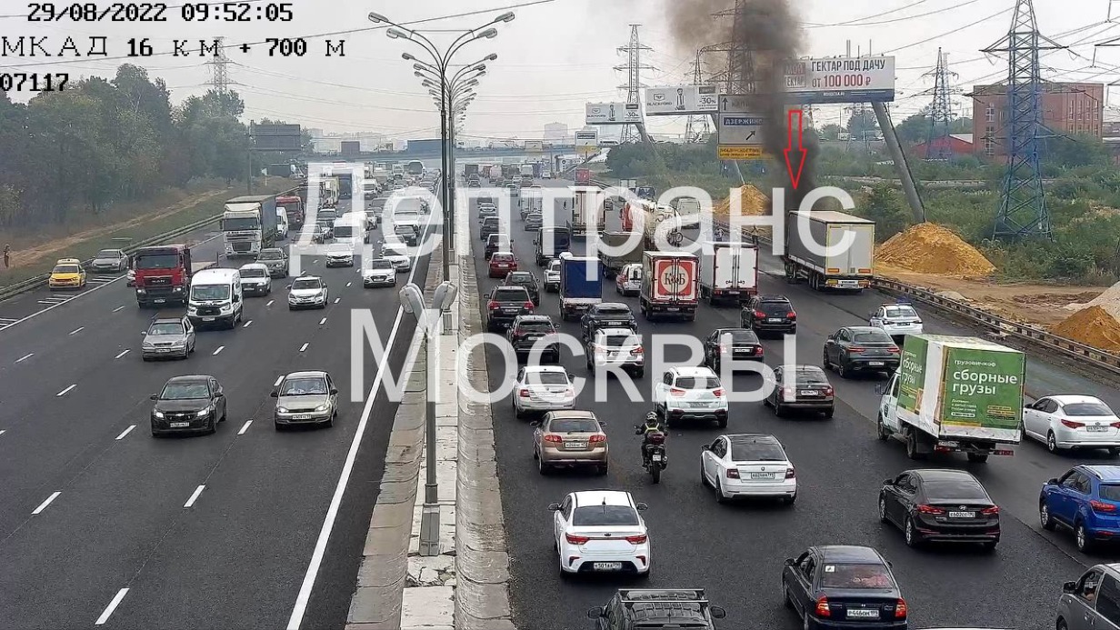 Грузовик загорелся на МКАД
