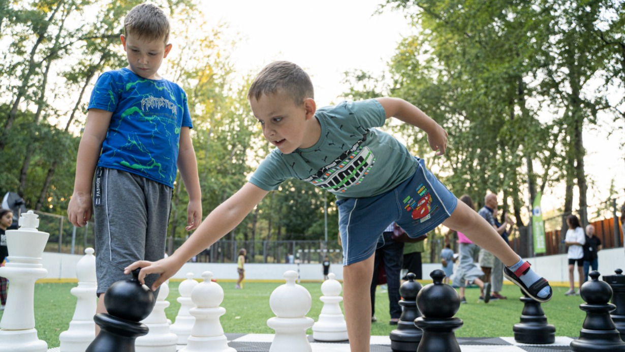 Юные москвичи Алексей Корнев (справа) и Максим Пономарев играют в шахматы на празднике