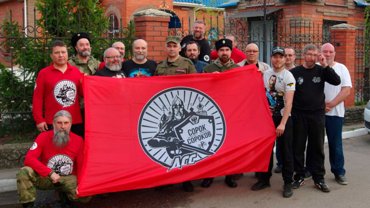 Президент фонда «Сорок сороков» Андрей Кормухин (третий слева) вместе с добровольцами собирает помощь для солдат, больниц и мирных жителей Донбасса