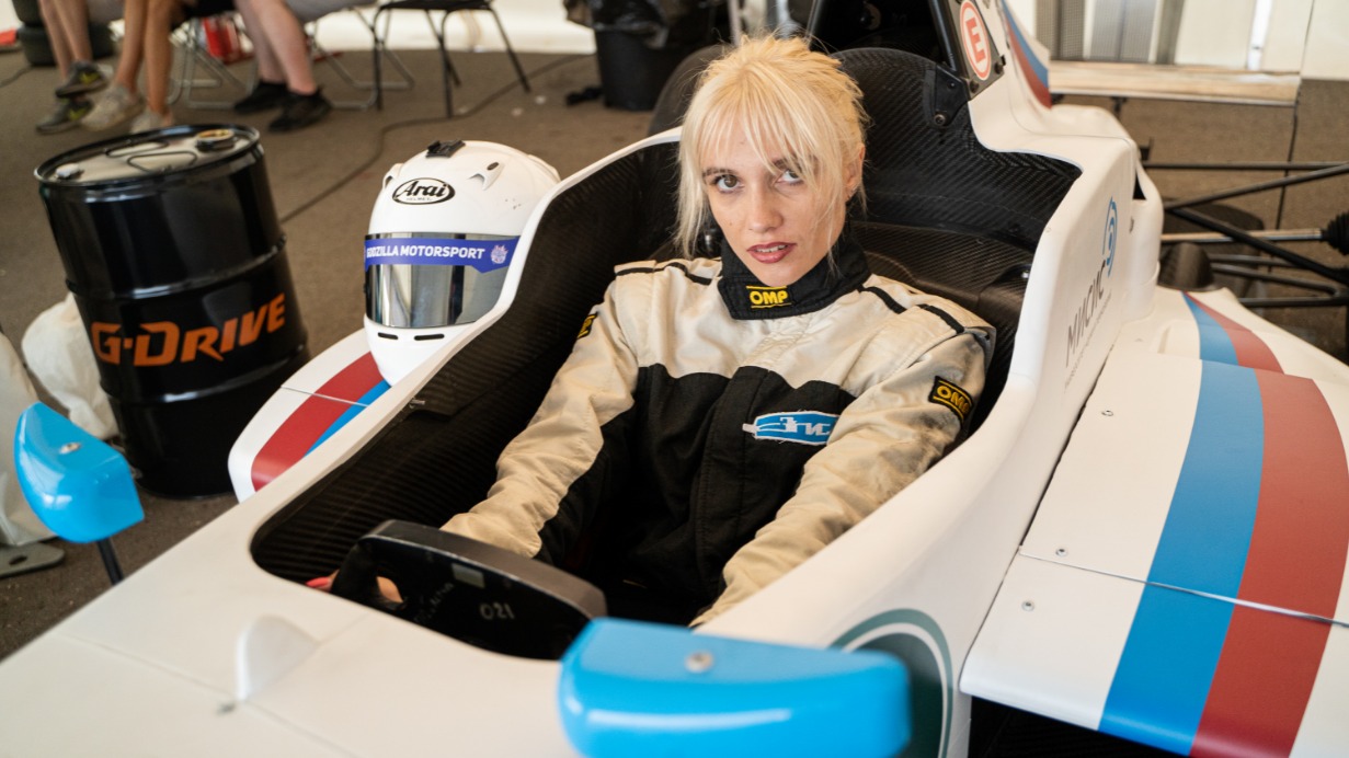 Москвичка Александра Зидрашко перед гоночным заездом среди столичных студентов на фестивале «Мосавтофест»