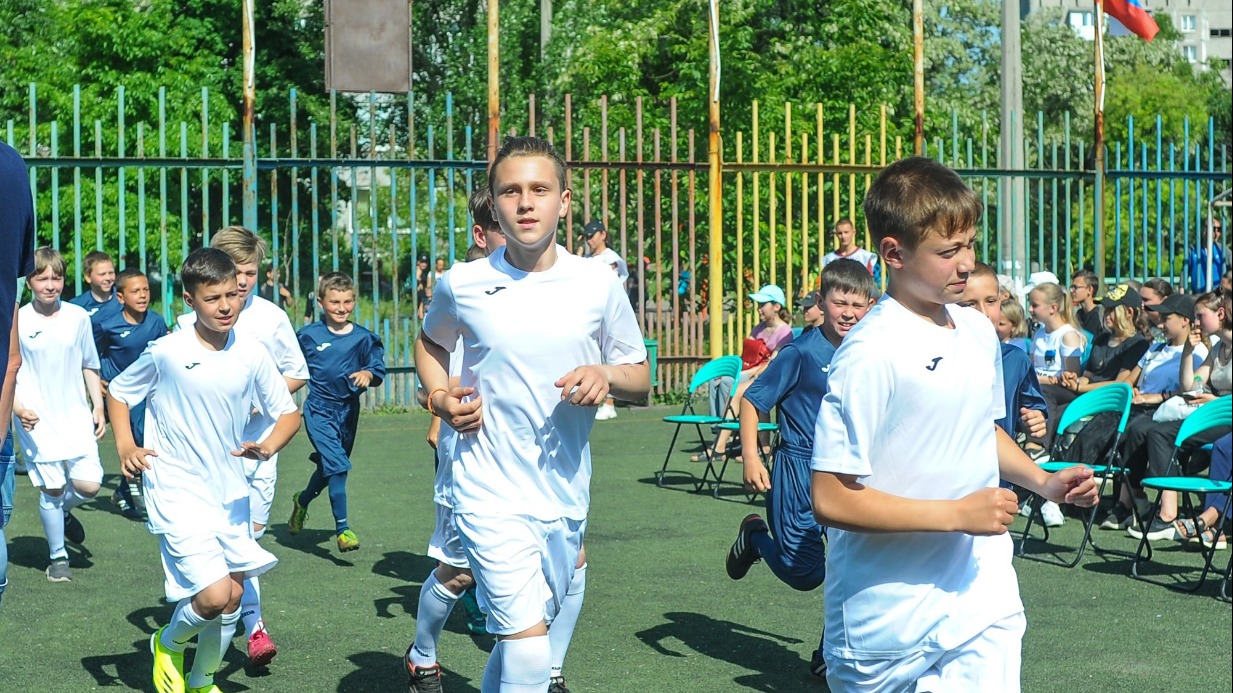 Игрок команды школы № 53 Мариуполя Никита Живлюк (в центре) забил три гола на турнире «Кубок мира». Это первое футбольное соревнование с момента освобождения приморского города 