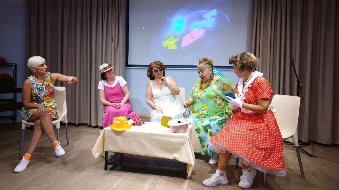 Ярко, весело, задорно: в центрах московского долголетия прошло яркое мероприятие КВН