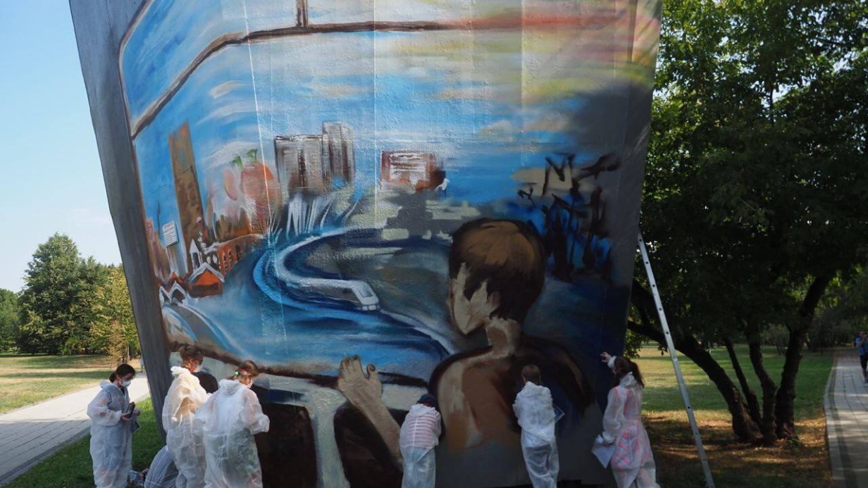 Юные москвичи расписали шахту метро в парке «Сад будущего» ко Дню города