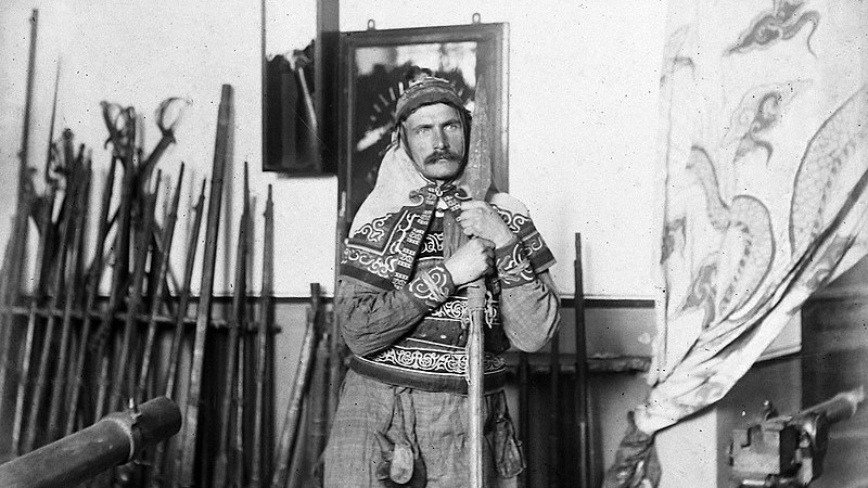 Владимир Арсеньев в удэгейском костюме у экспонатов Гродековского музея Приамурского отдела ИРГО. Хабаровск, 1910 год