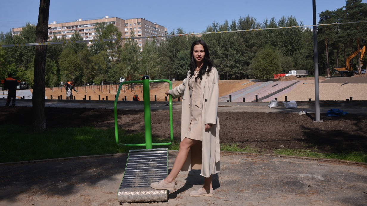 Пресс-секретарь префектуры ВАО Анна Романова на благоустраиваемой территории у Салтыковского лесопарка. Скоро здесь появятся спортивная и детская площадки
