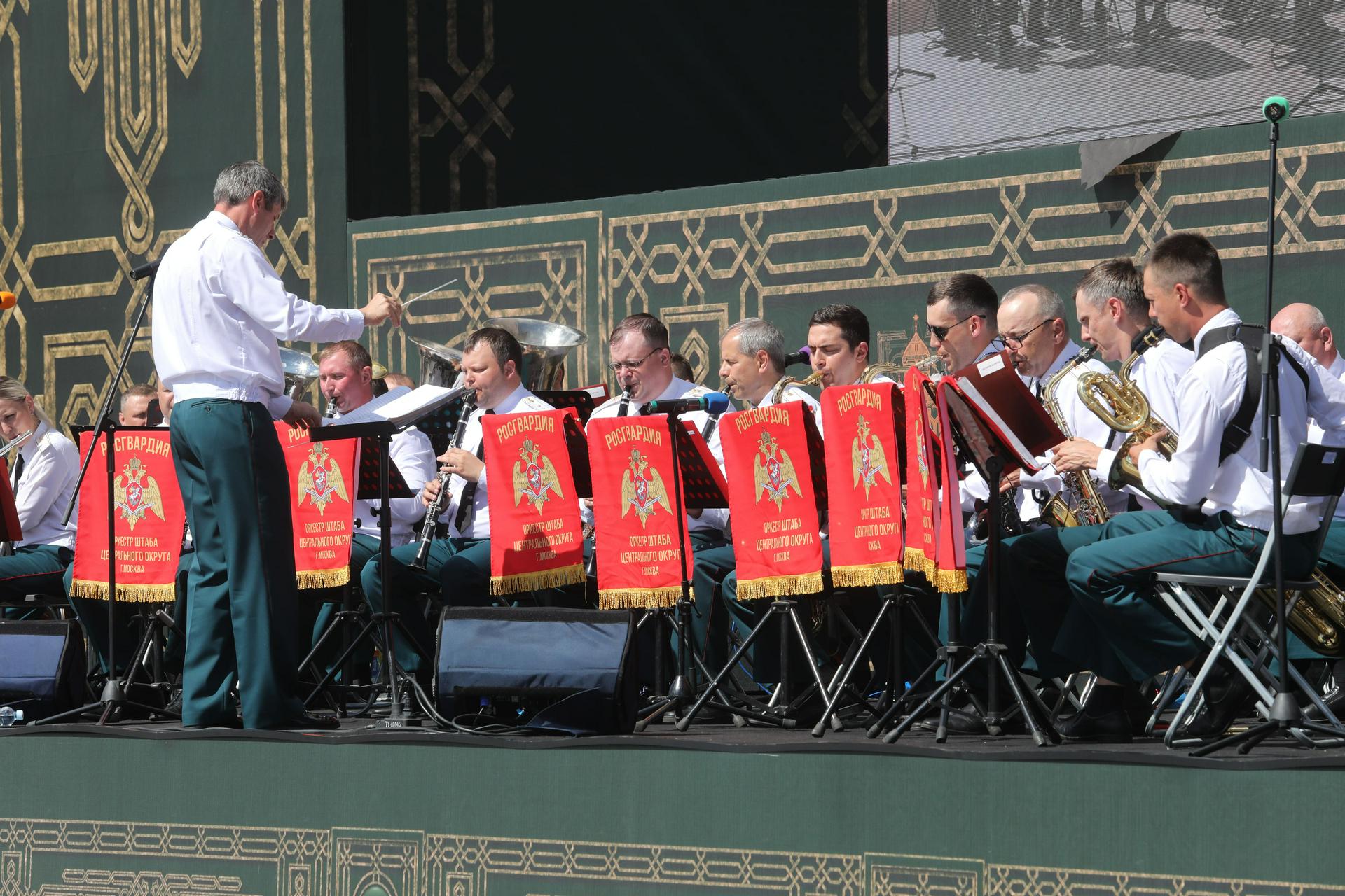 Известные марши и вальсы прозвучат на Манежной площади