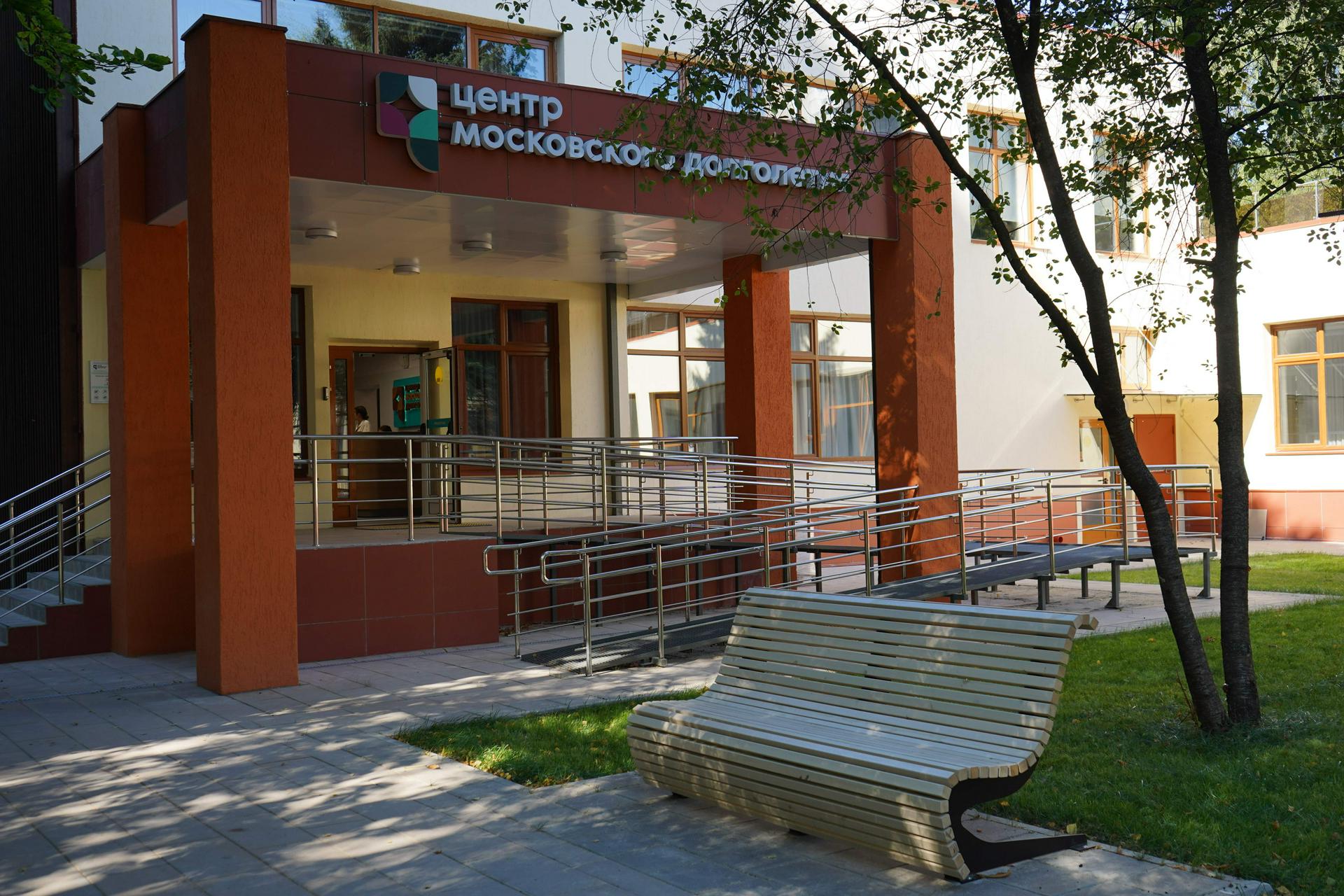 Активисты центров московского долголетия проводят мастер–классы для детей из столичных особых семейных центров