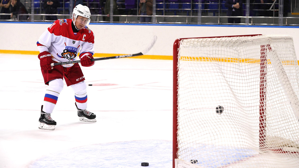 «Он любит бросать»: Эспозито рассказал о манере Путина играть в хоккей