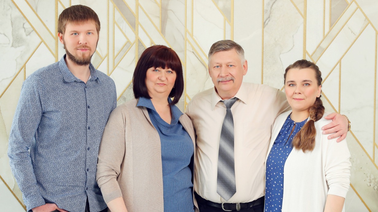Семейство Лапушкиных (слева направо) — Игорь, Галина, Алексей и Мария — в общей сложности работает на «САПФИРЕ» 28 лет