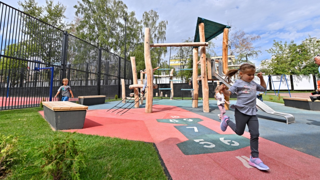 Для полноценного развития малыши должны проводить время на свежем воздухе. В детских садах для прогулок оборудованы специальные площадки