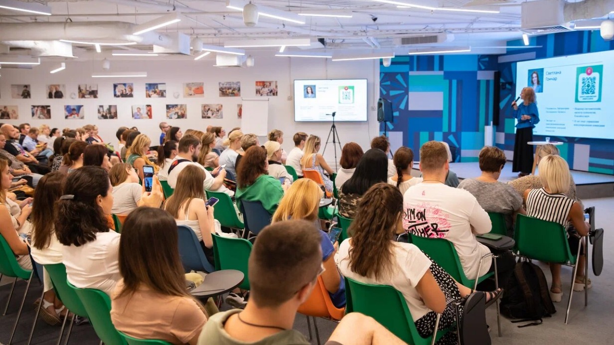 Дом будущего, смузи-бар для старшего поколения и психологический стендап: какие проекты предложили Москве участники «Лета моей карьеры»