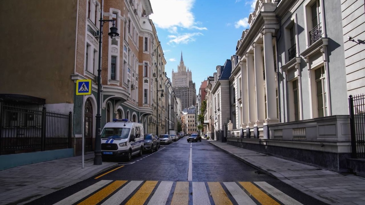 Обновление дорожного полотна завершилось в 18 переулках центра Москвы