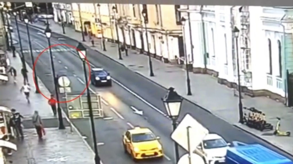 Грабитель отобрал телефон за 100 тысяч рублей у посетителя бара в центре столицы. Видео