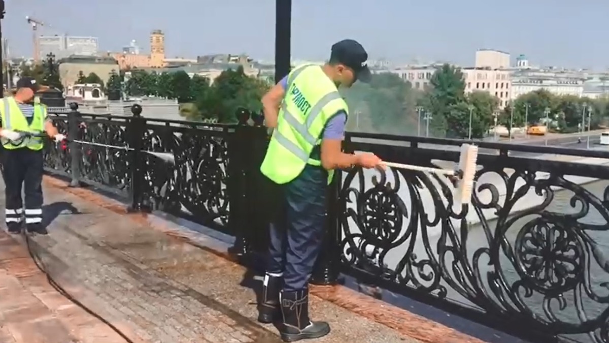 Около двух тысяч инженерных сооружений промыли в Москве в преддверии Дня города