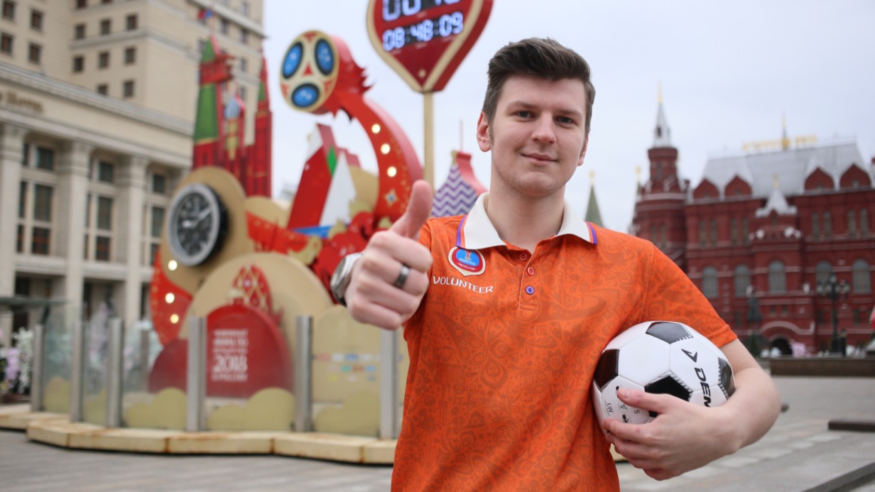 Одно из главных событий страны — чемпионат мира по футболу в 2018 году проводился при участии волонтеров. Одним из них стал Артем Кусаков