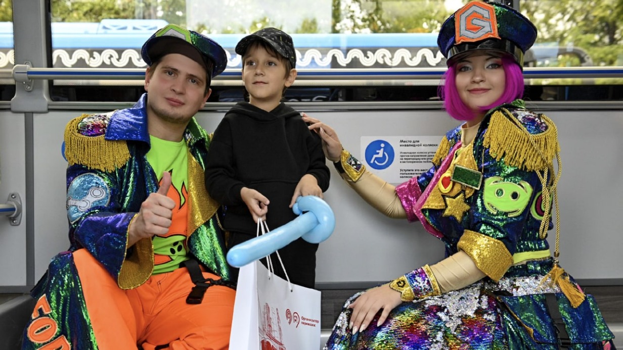 Сказочные персонажи провели для школьников уроки ПДД в Москве