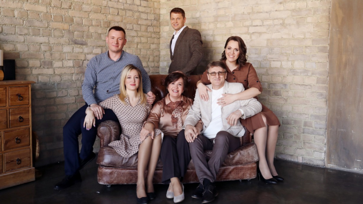 Династия Приступиных: слева направо: младшая дочь Наталья с мужем Константином Клюем, родители Елена и Анатолий Приступины, старшая дочь Анастасия, в верхнем ряду муж Анастасии - Сергей Порцев