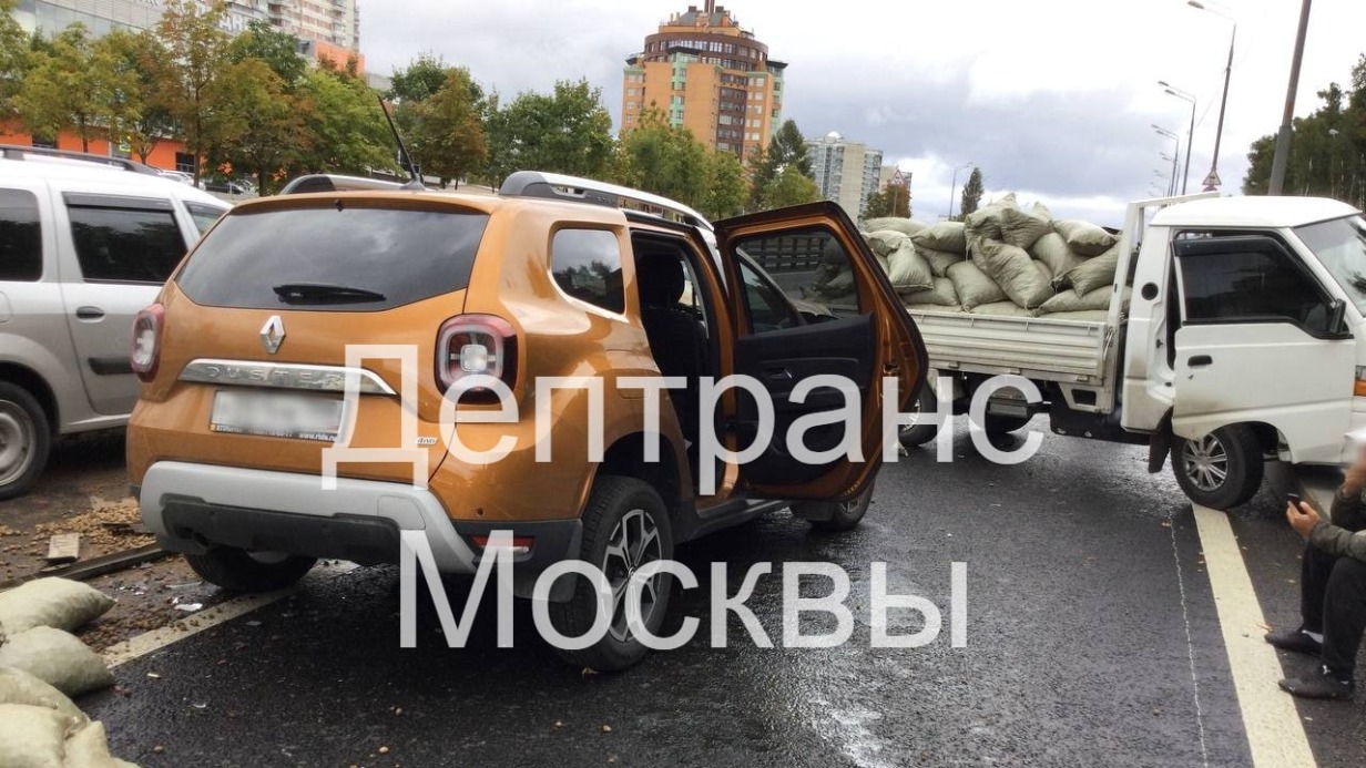 Три автомобиля столкнулись на западе столицы