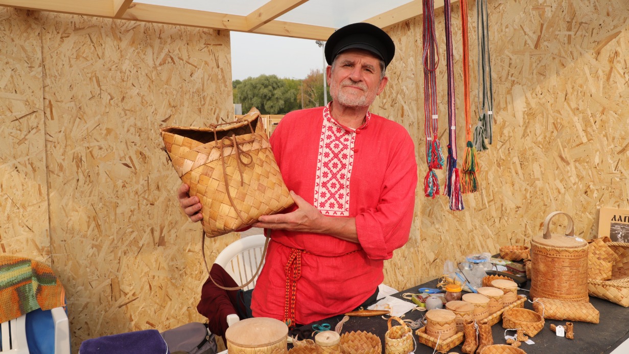 Народные промыслы были представлены не только рекордами. Новгородец Владимир Ярыш с коробом из бересты