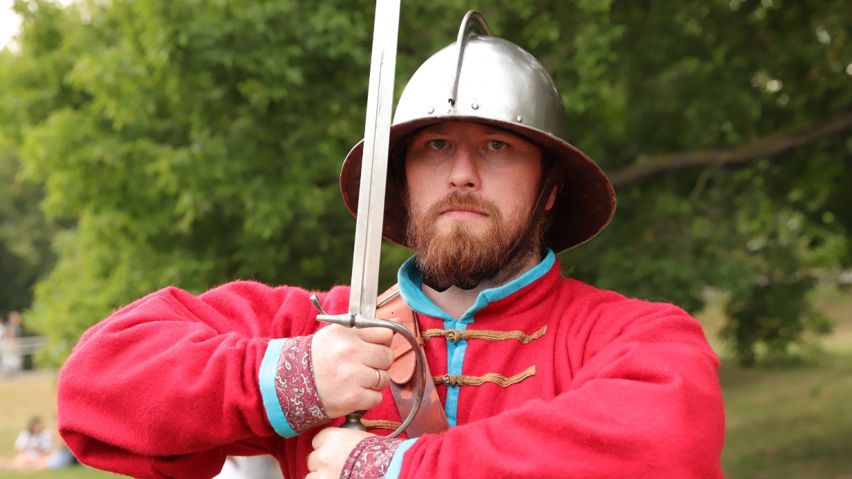 Евгению Бондаренко давно интересна историческая реконструкция, и он рад познакомить горожан с частью истории нашей страны, потому на «Русском поле» предстал в образе стрельца приказа