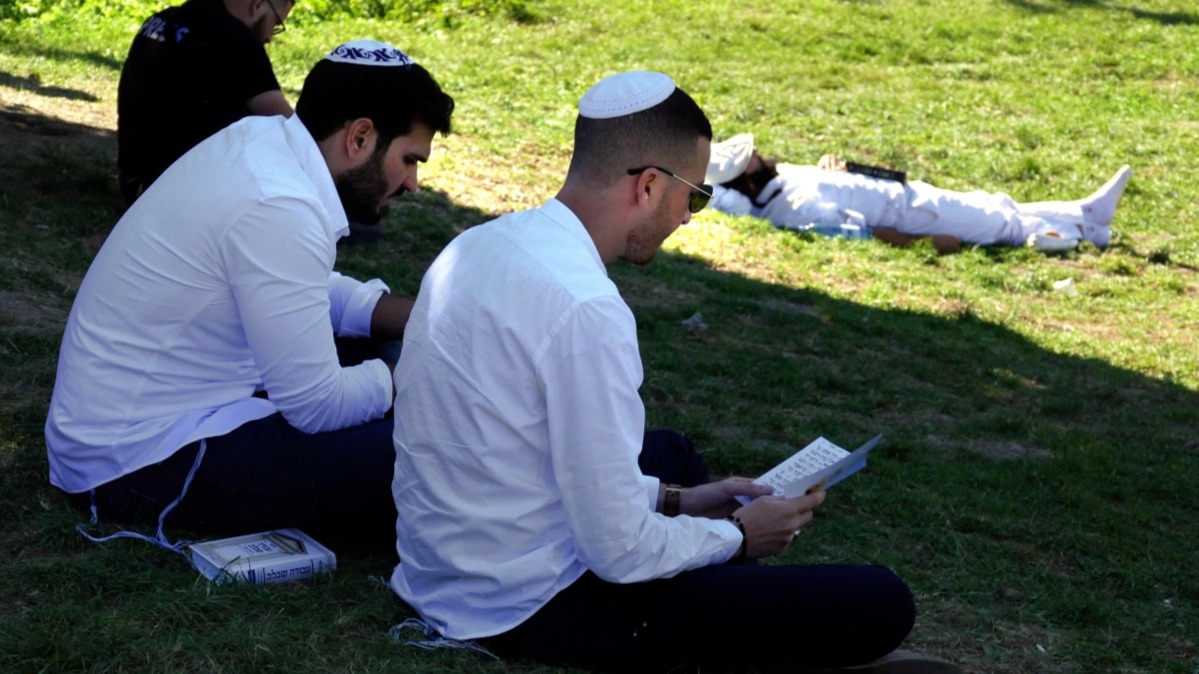 Паломники-хасиды во время празднования иудейского нового года Рош ха-Шана в Умани