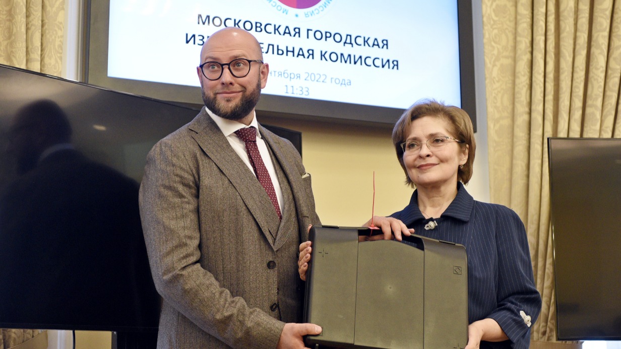 Руководитель Общественного штаба по наблюдению за выборами в Москве Вадим Ковалев и председатель Мосгоризбиркома Ольга Кириллова опломбировали кейс с компьютером, на котором разделяли ключ расшифровки