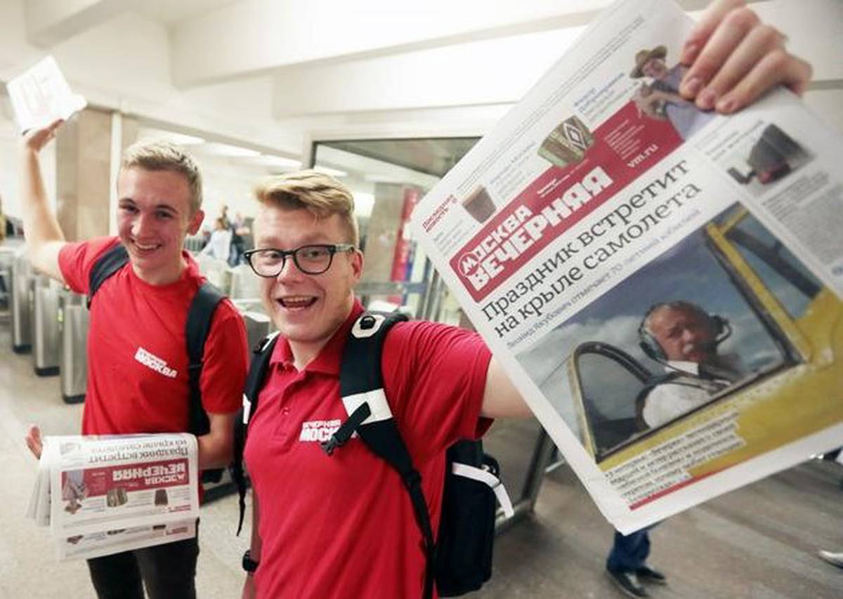 На фото: Виталий Ракитянский и Артем Мущенко, выпускники школы юного журналиста «Новый фейерверк»