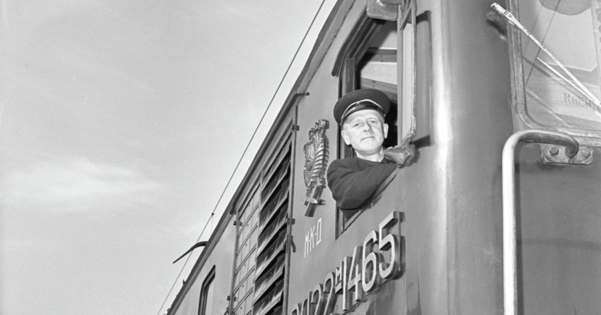 1958 год, Московская окружная железная дорога (ныне Московское центральное кольцо). Машинист А. Курзанов отправляет электровоз в депо.