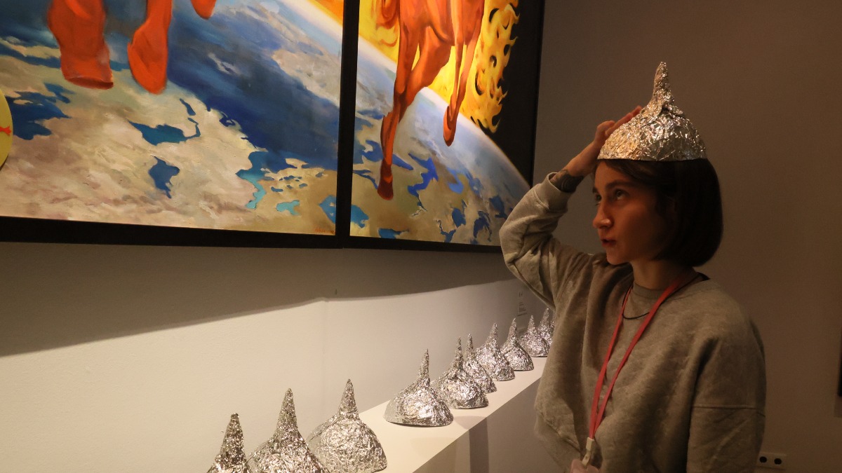 Шапочка из фольги и турникет метро: открылась выставка «Артефакты и гаджеты Елены Ковылиной»