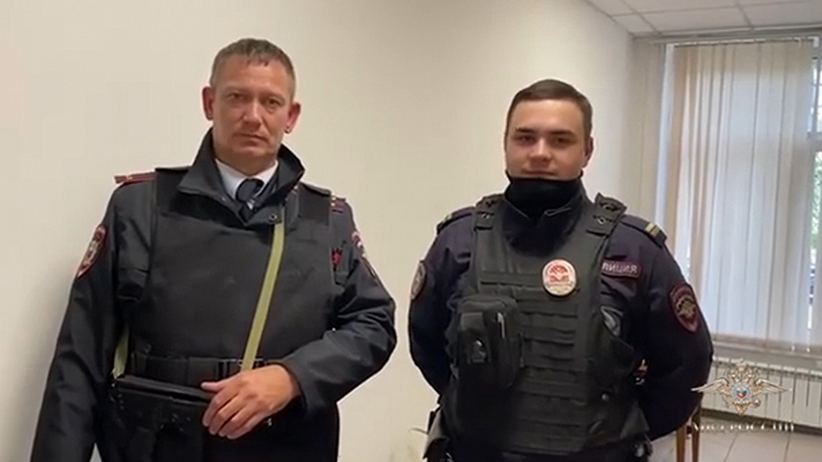 Полицейских, которые спасли годовалого ребенка от гибели, представили к награде