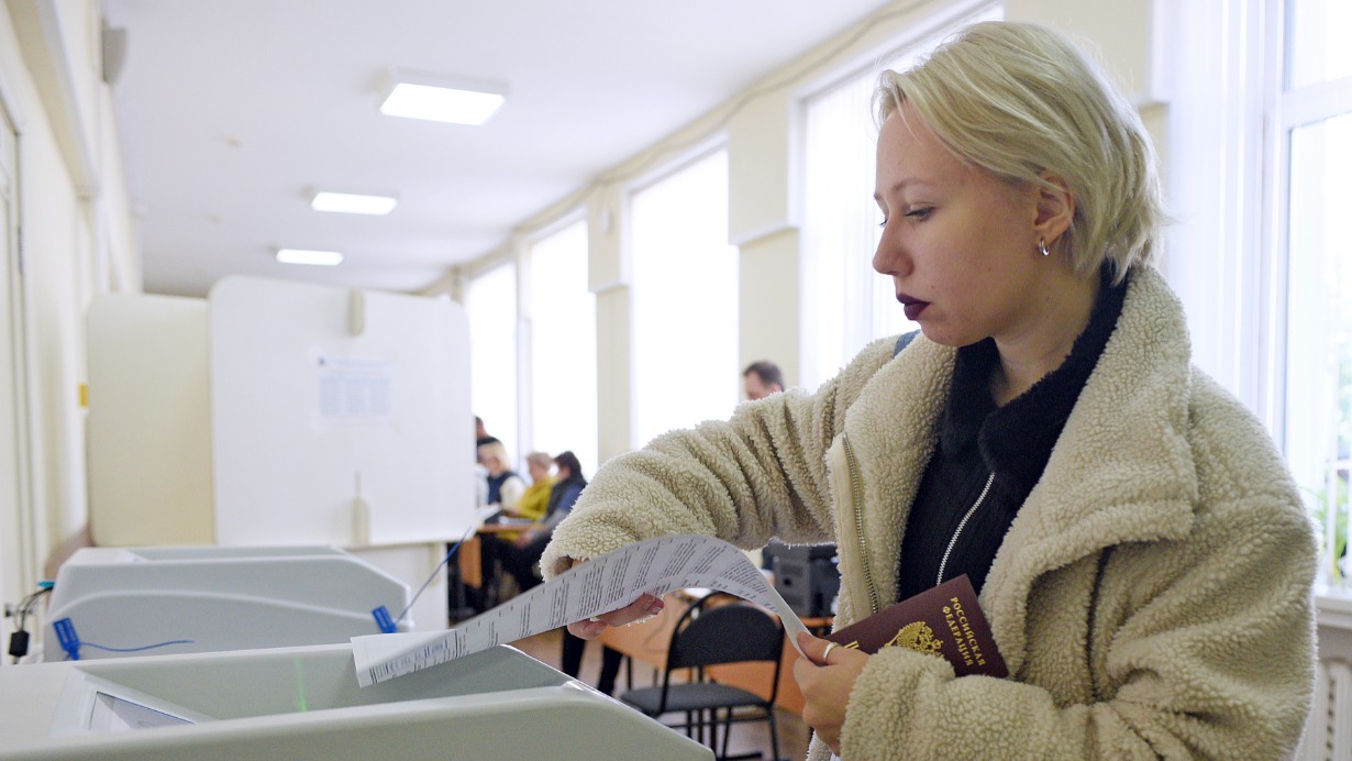 Москвичка Агафия Белякова на муниципальных выборах решила проголосовать на избирательном участке. Раньше Агафия не ходила на выборы и решила узнать, как это происходит 